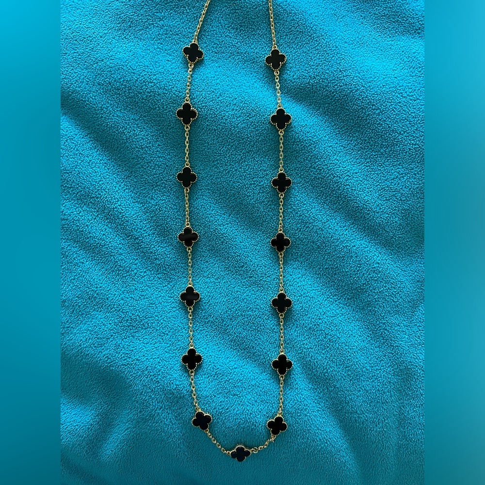 Black and gold quatrefoil necklce